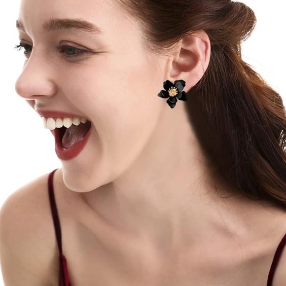 Black Flower Gothic Earrings 3D Floral Pretty Realistic Goth Flowers New - Picture 3 of 7